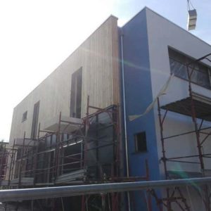 Villa bifamiliare in classe A4 rivestimento in doghe di larice con posa orizzontale in fase di ultimazione