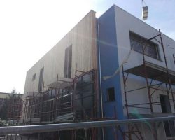 Villa bifamiliare in classe A4 rivestimento in doghe di larice con posa orizzontale in fase di ultimazione